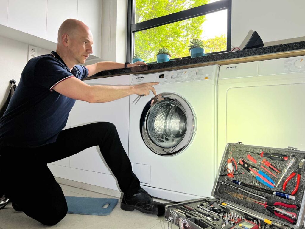 Witgoed hersteldienst Gefixt wasmachine aan het herstellen